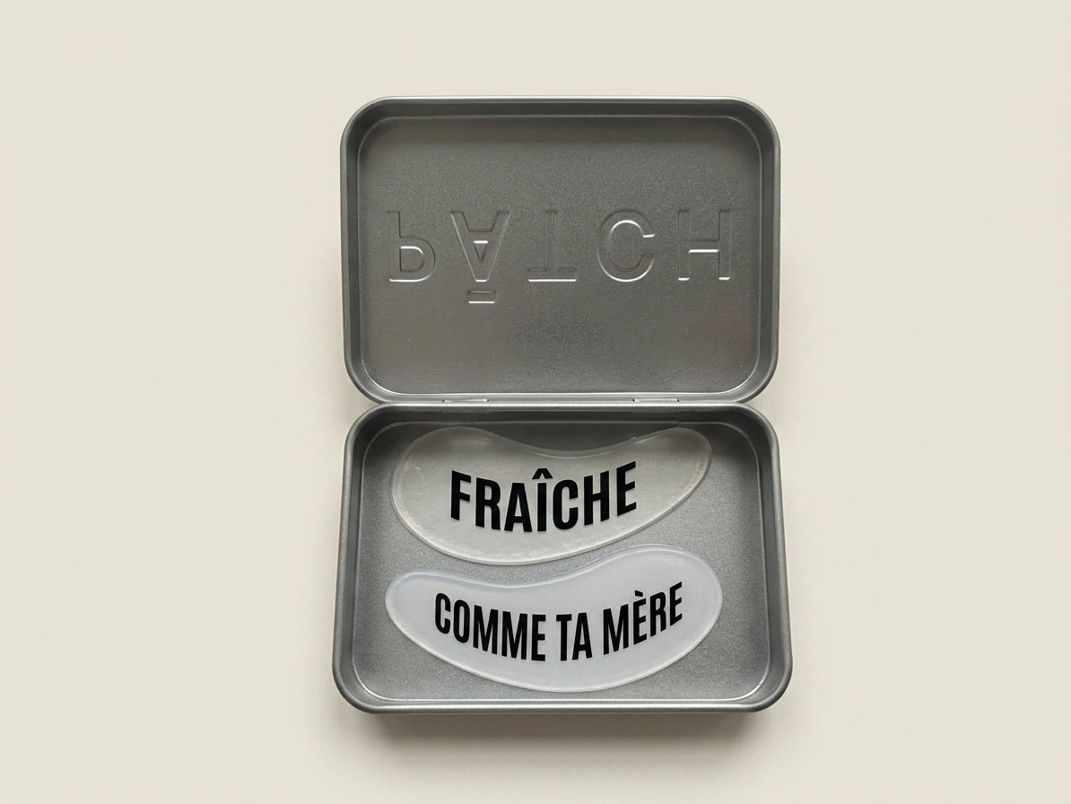 Boîte en métal ouverte avec une paire de patchs yeux pātch