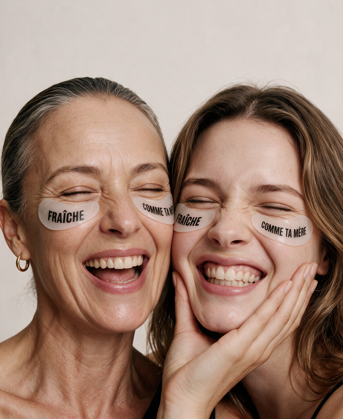 Mère et fille portant les patchs yeux en silicone Fraîche comme ta mère Image